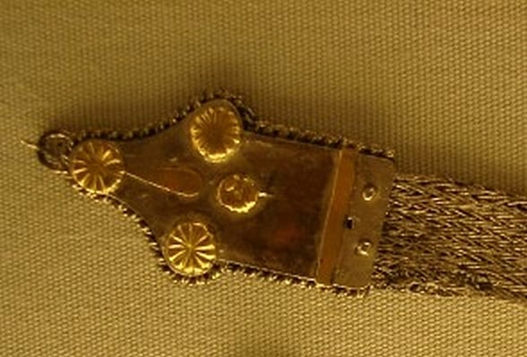 810a